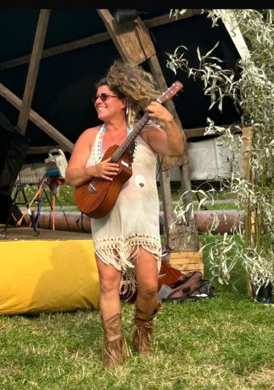 Bea Schneider mit Gitarre